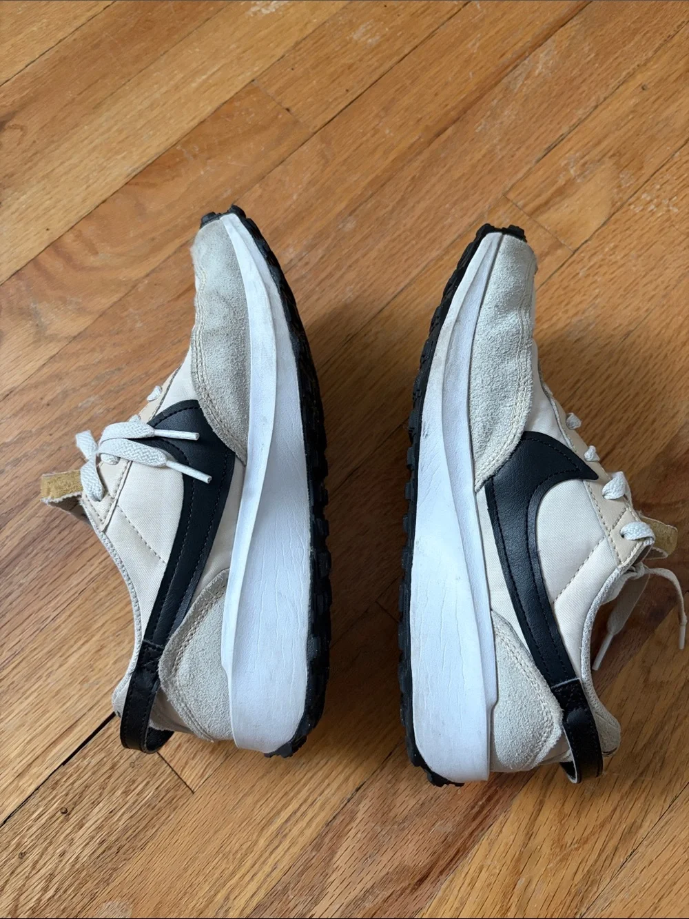 nike womens waffle debut sz 7 beige black white